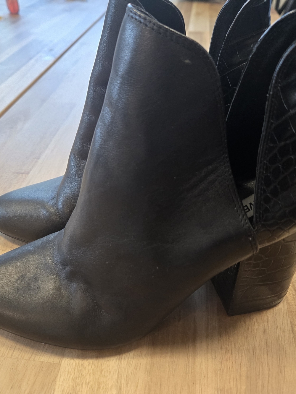 Steve Madden Rookie ankle boots with a croc-embossed heel and V-notch cutout - Picture 2 of 9